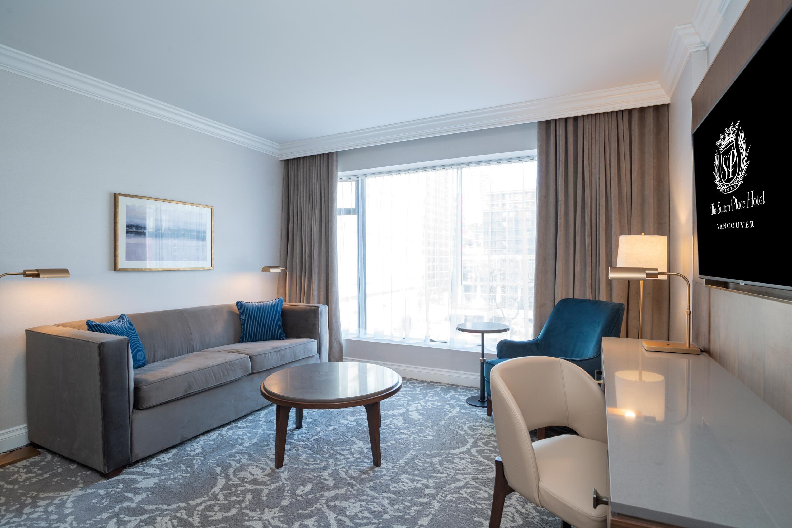 Executive Suite, 1 King Bed with Sofa bed (Sofa bed, Wet Bar) | Living area