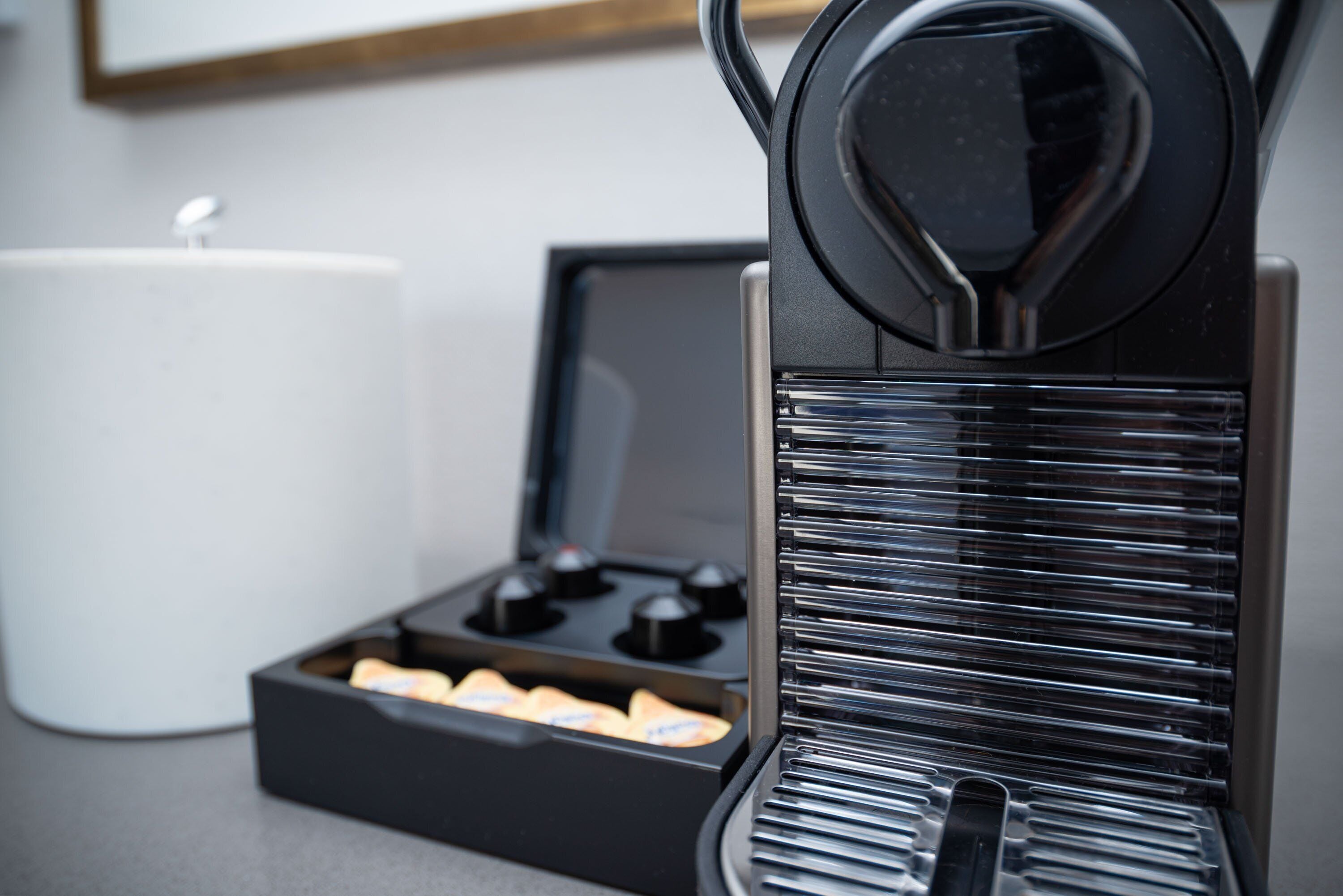 executive suite, 1 king bed (sofa bed, wet bar) | room amenity