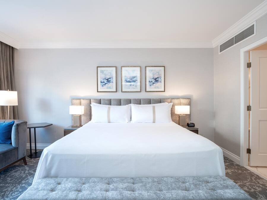 Phòng Suite Grand, 1 giường cỡ king (Sofa bed, Wet Bar) | Bộ đồ giường cao cấp, minibar, két bảo mật tại phòng, bàn
