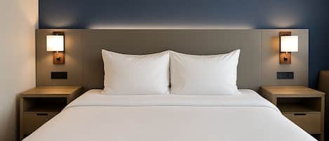 Skrivebord, strykejern/-brett og barnesenger (inkludert)