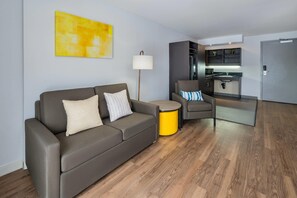 Desk, iron/ironing board, free cots/infant beds, free WiFi - Comfort Inn Belleville (Belleville)