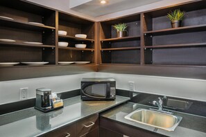 Desk, iron/ironing board, free cots/infant beds, free WiFi - Comfort Inn Belleville (Belleville)