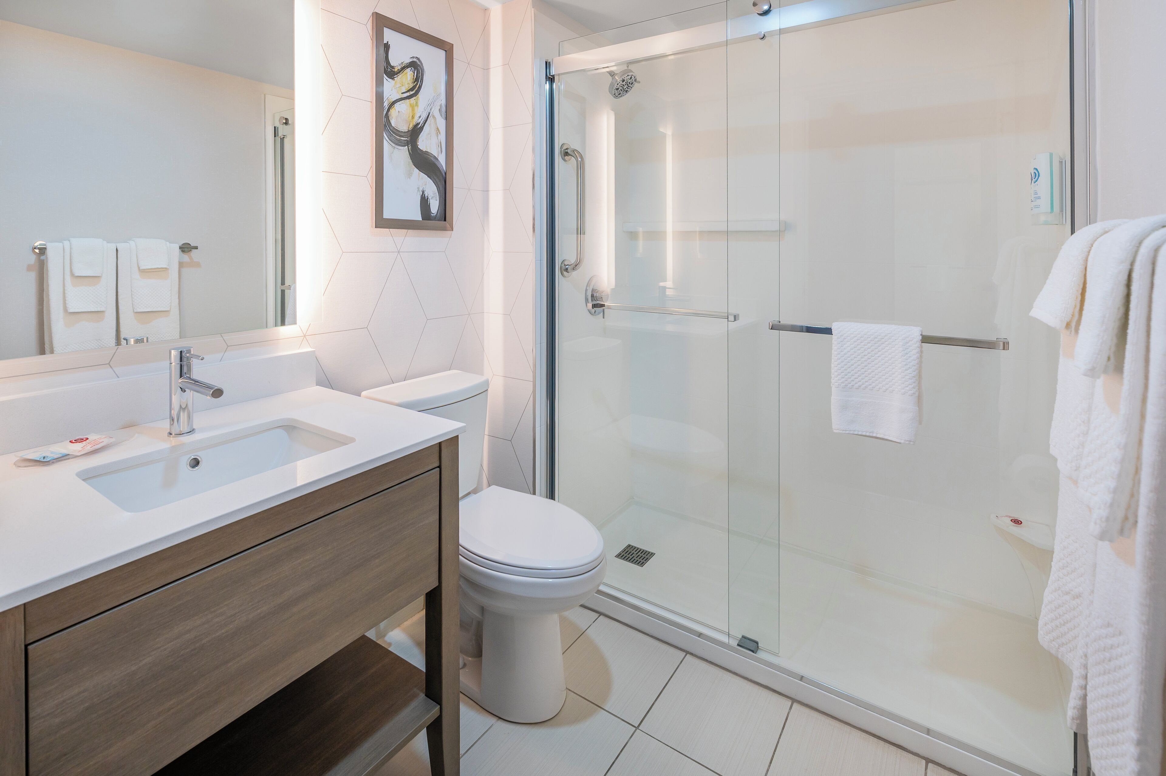 وحدات دش مع أحواض استحمام، مستلزمات مجانية للعناية الشخصية، مجففات شعر