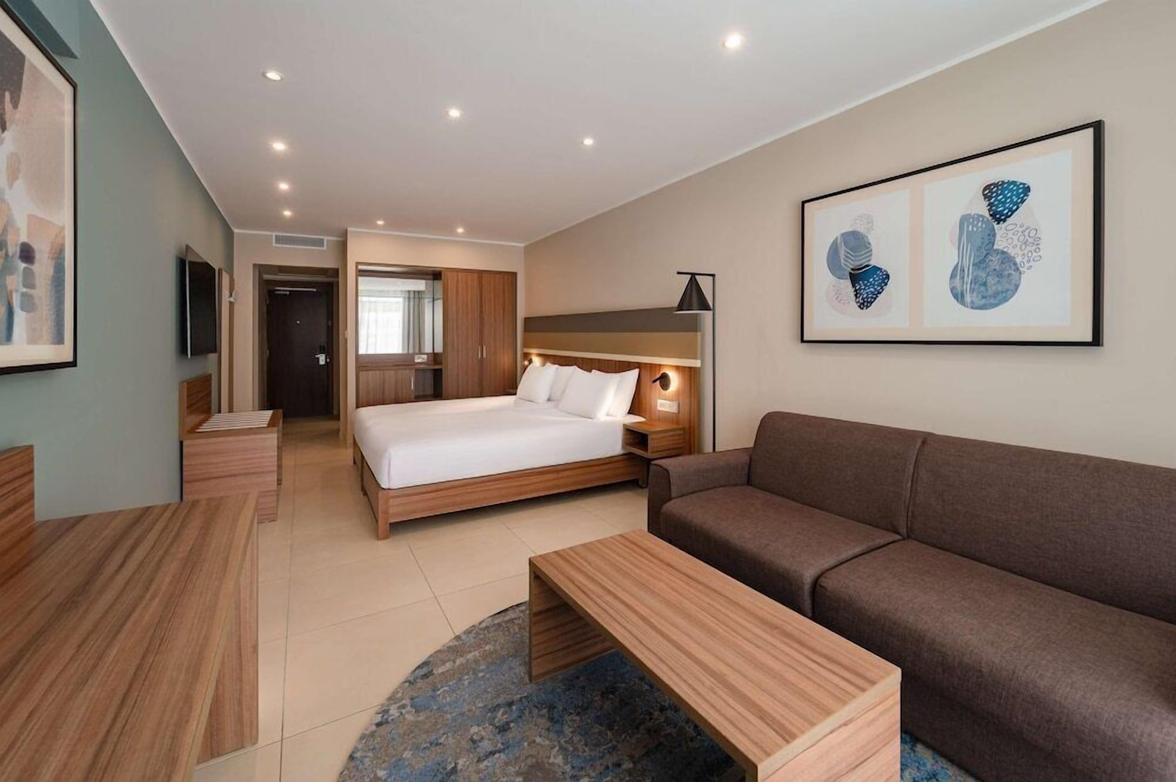 Hypo-allergenic bedding, in-room safe, desk, laptop workspace