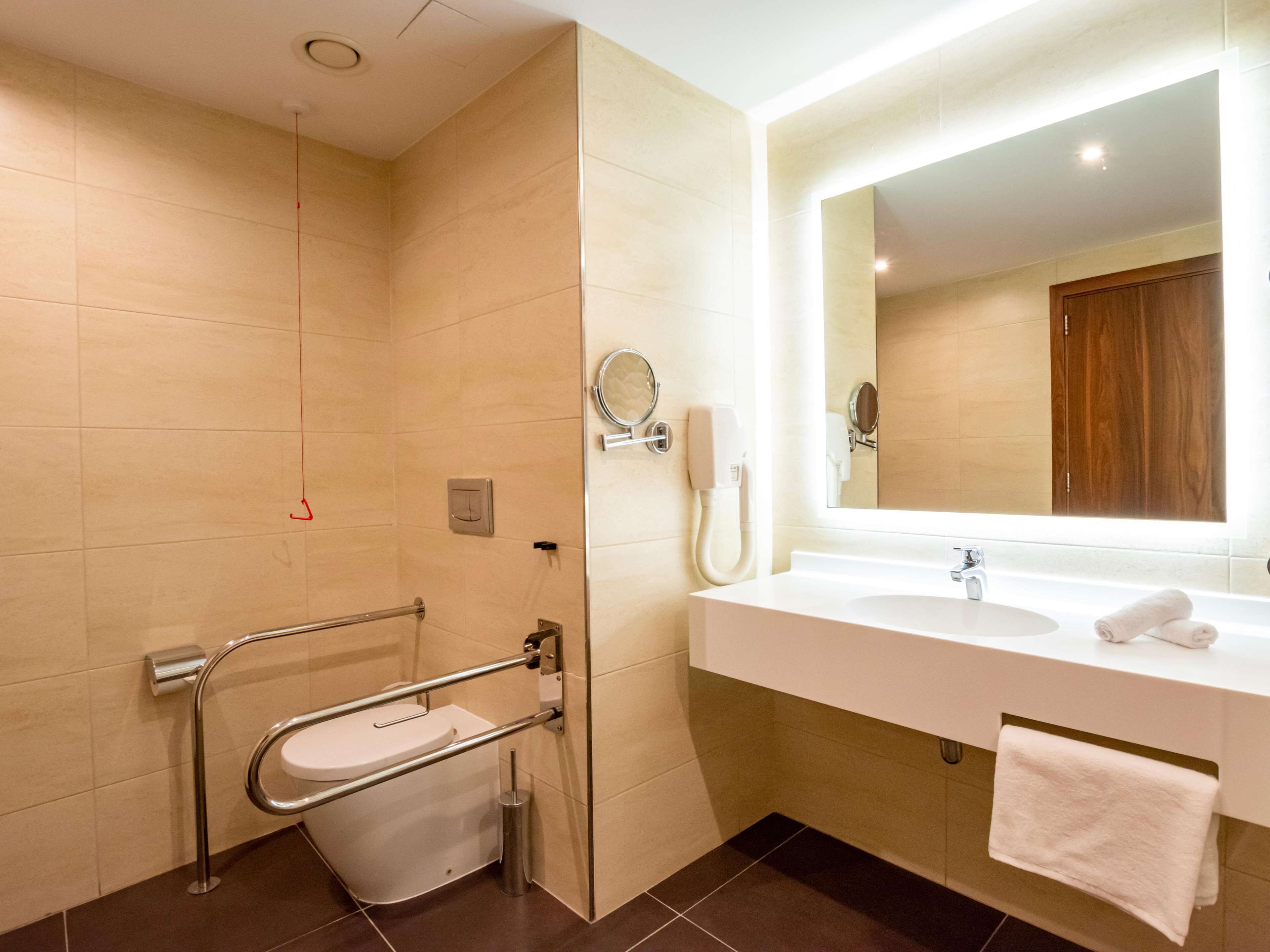 guest room, 2 twin beds, accesible | bathroom | free toiletries, hair dryer, towels