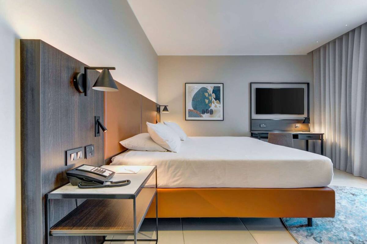 Ropa de cama hipoalergénica y caja de seguridad en la habitación 