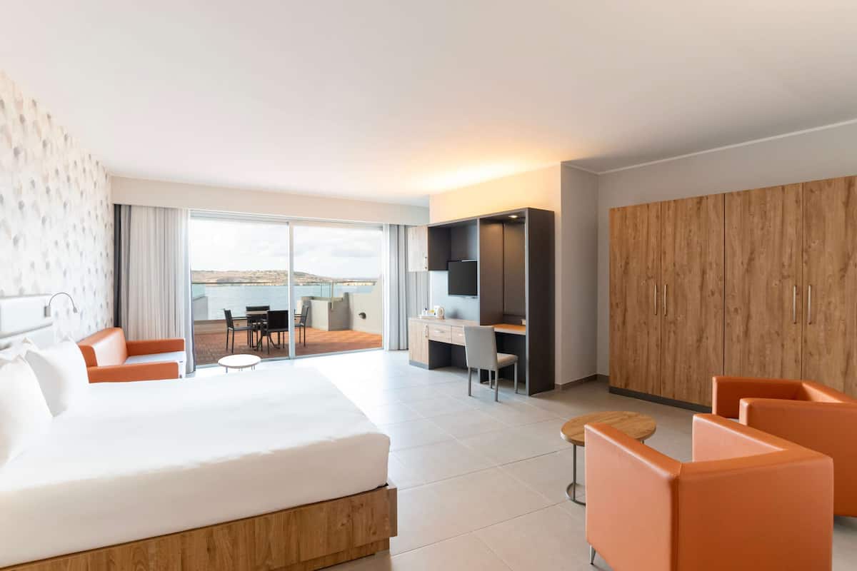 hypo-allergenic bedding, in-room safe, desk, laptop workspace