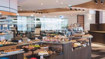 4 restaurantes; se sirven desayunos, comidas y cenas