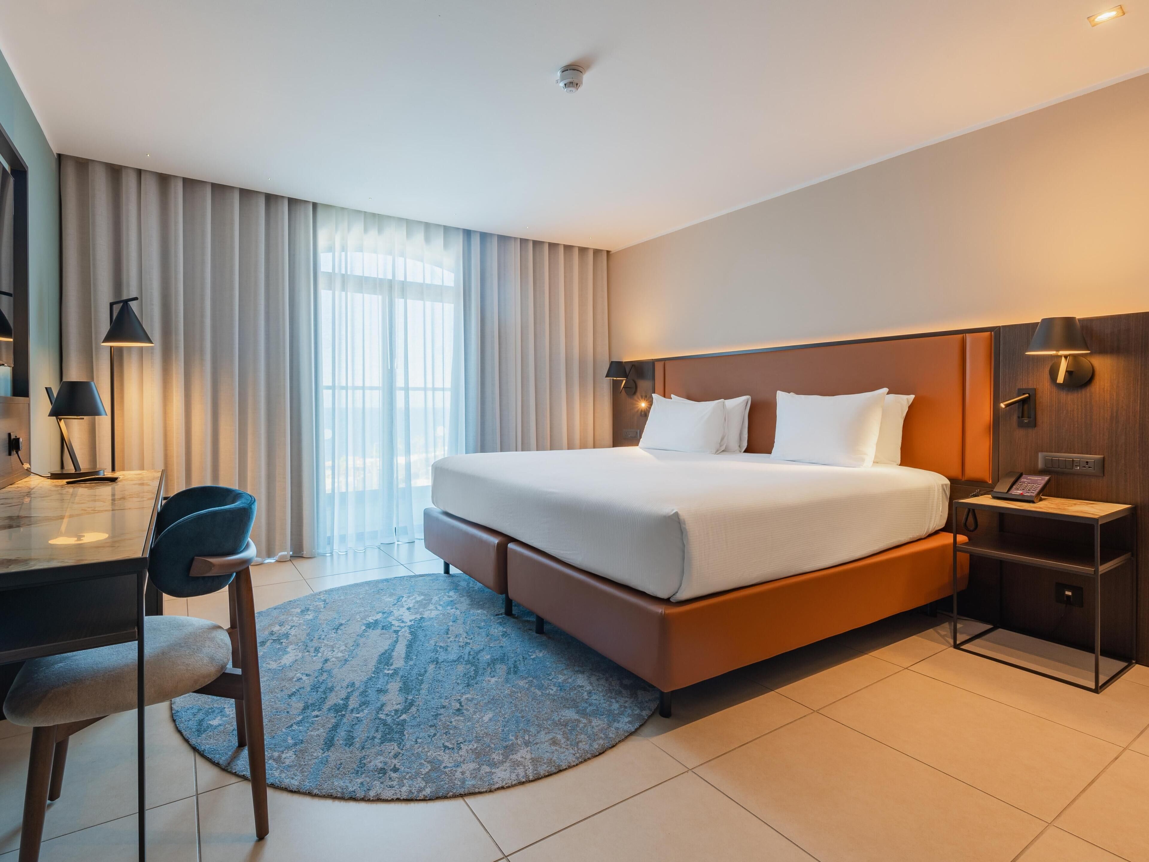 Guest Room, 1 Queen Bed, Sea View | Hypo-allergenic bedding, in-room safe, desk, laptop workspace