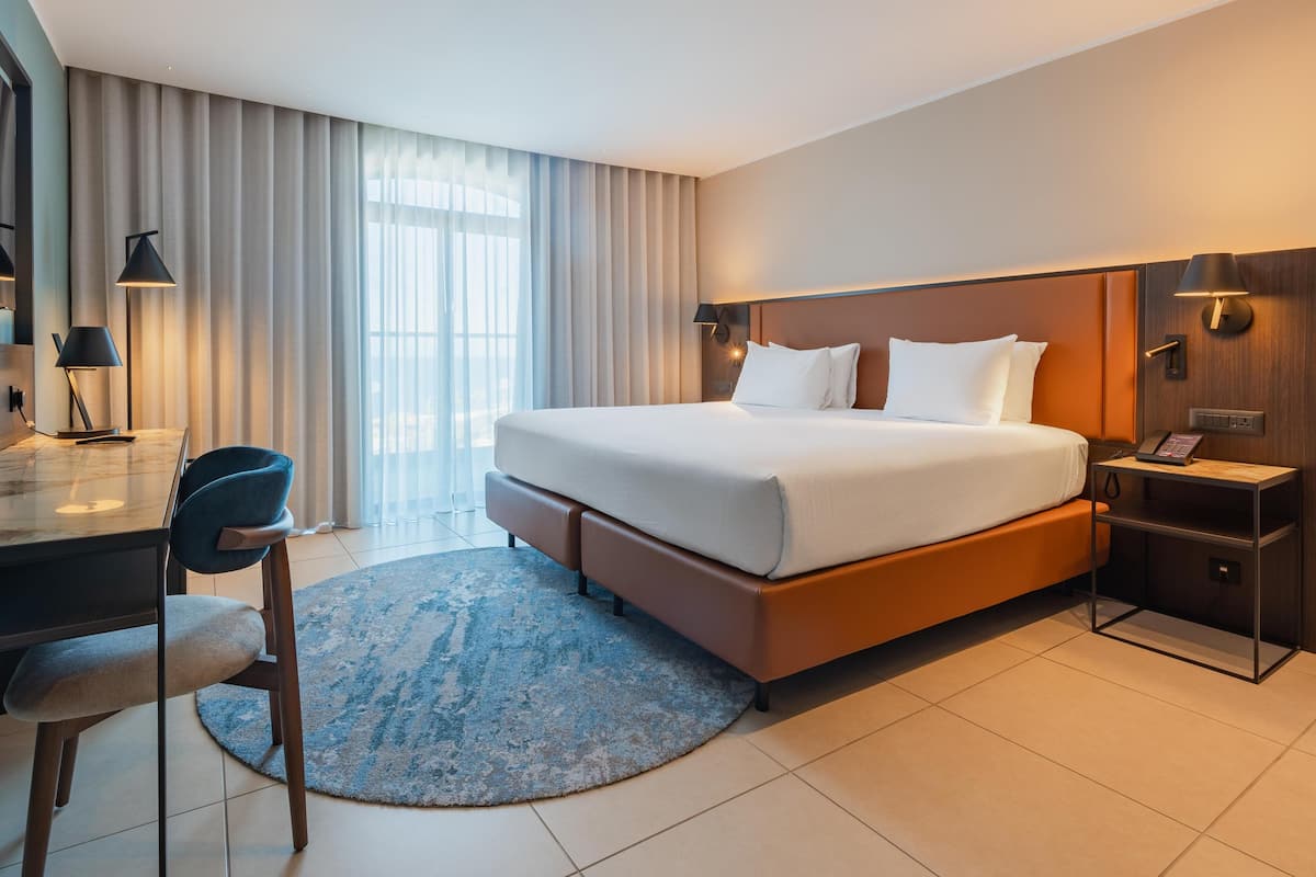 Guest Room, 1 Queen Bed, Sea View | Hypo-allergenic bedding, in-room safe, desk, laptop workspace