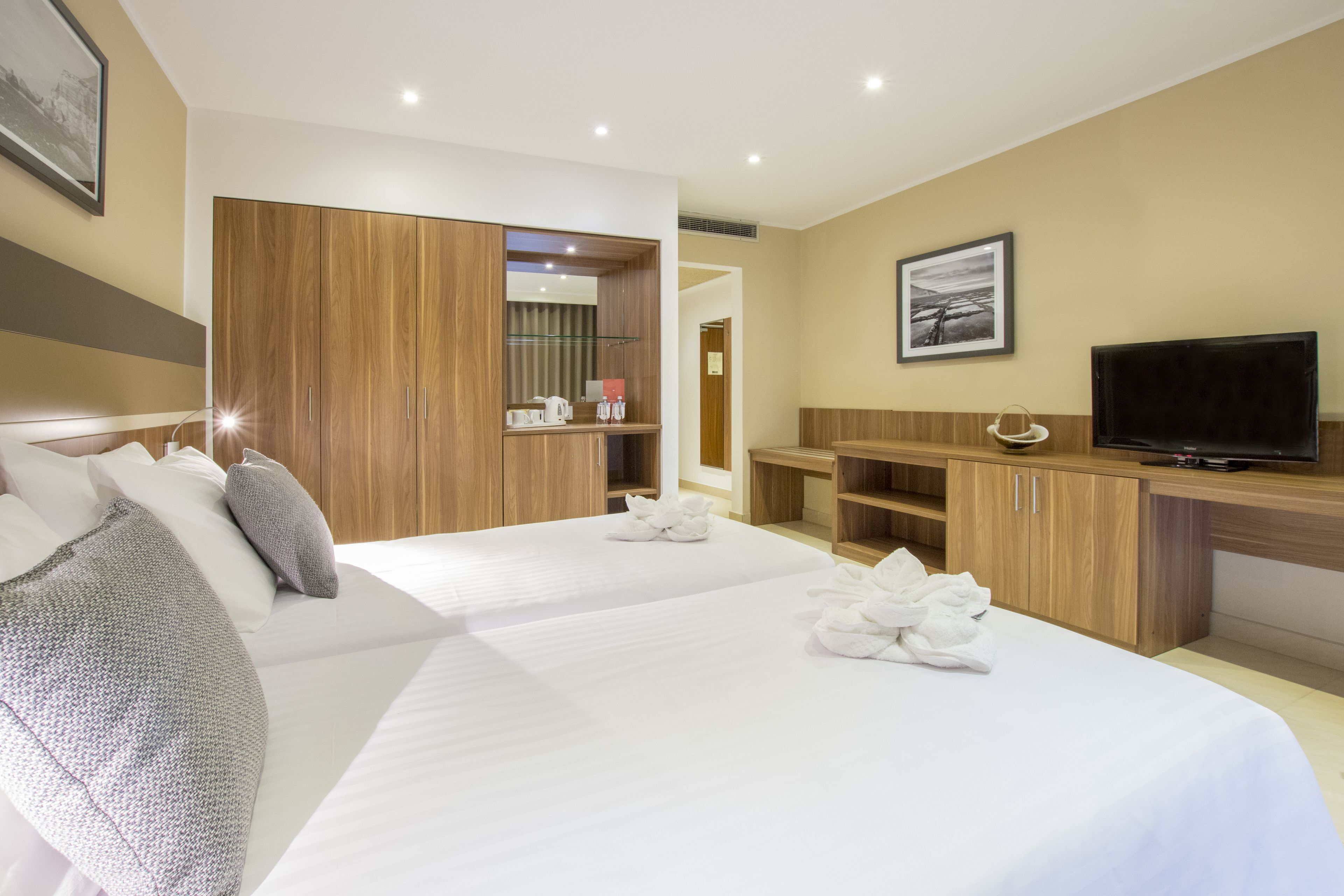 Hypo-allergenic bedding, in-room safe, desk, laptop workspace
