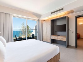 Suite, 1 King Bed, Sea View | Hypo-allergenic bedding, in-room safe, desk, laptop workspace