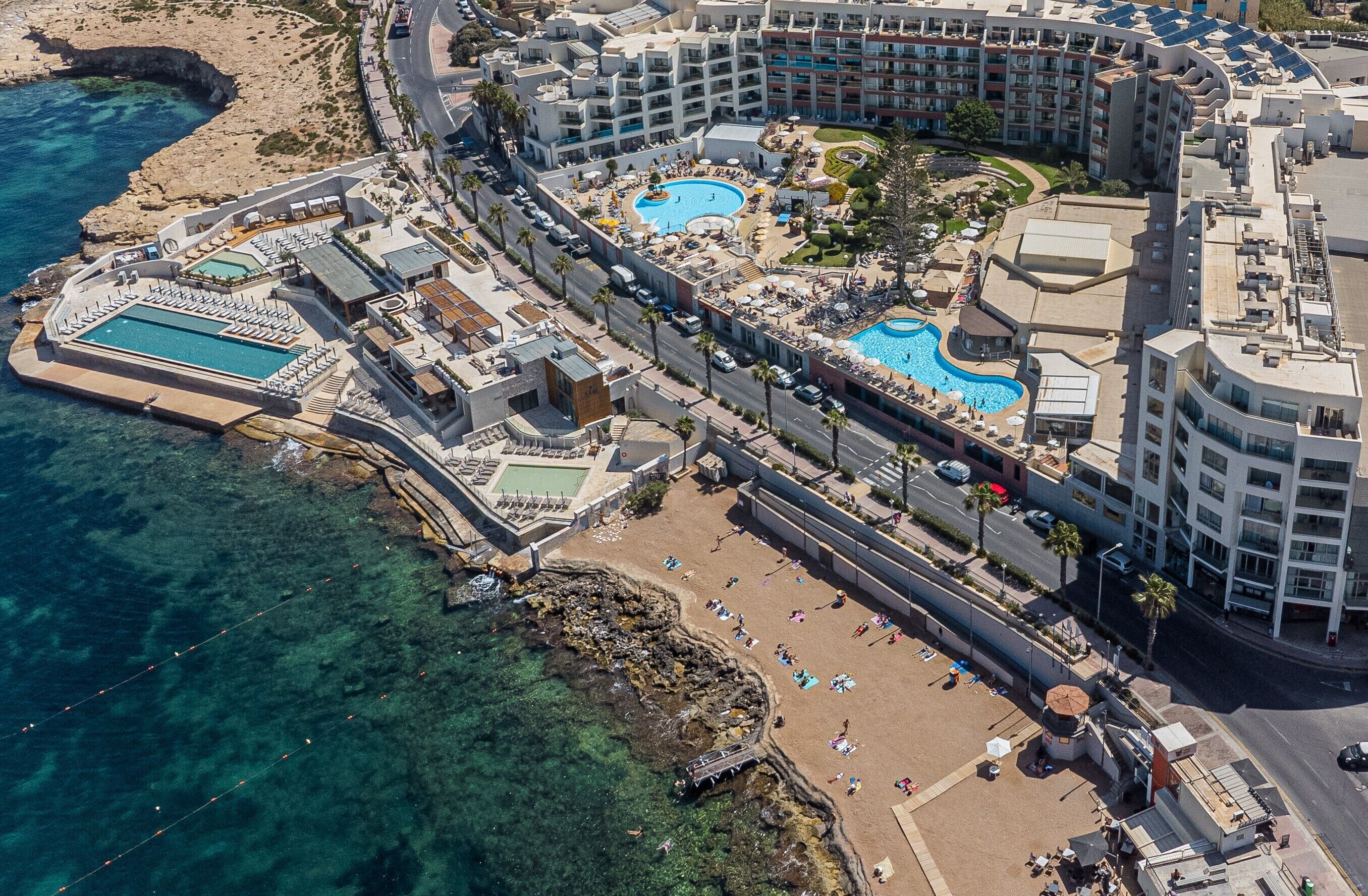 Playa privada, sillas reclinables de playa, sombrillas