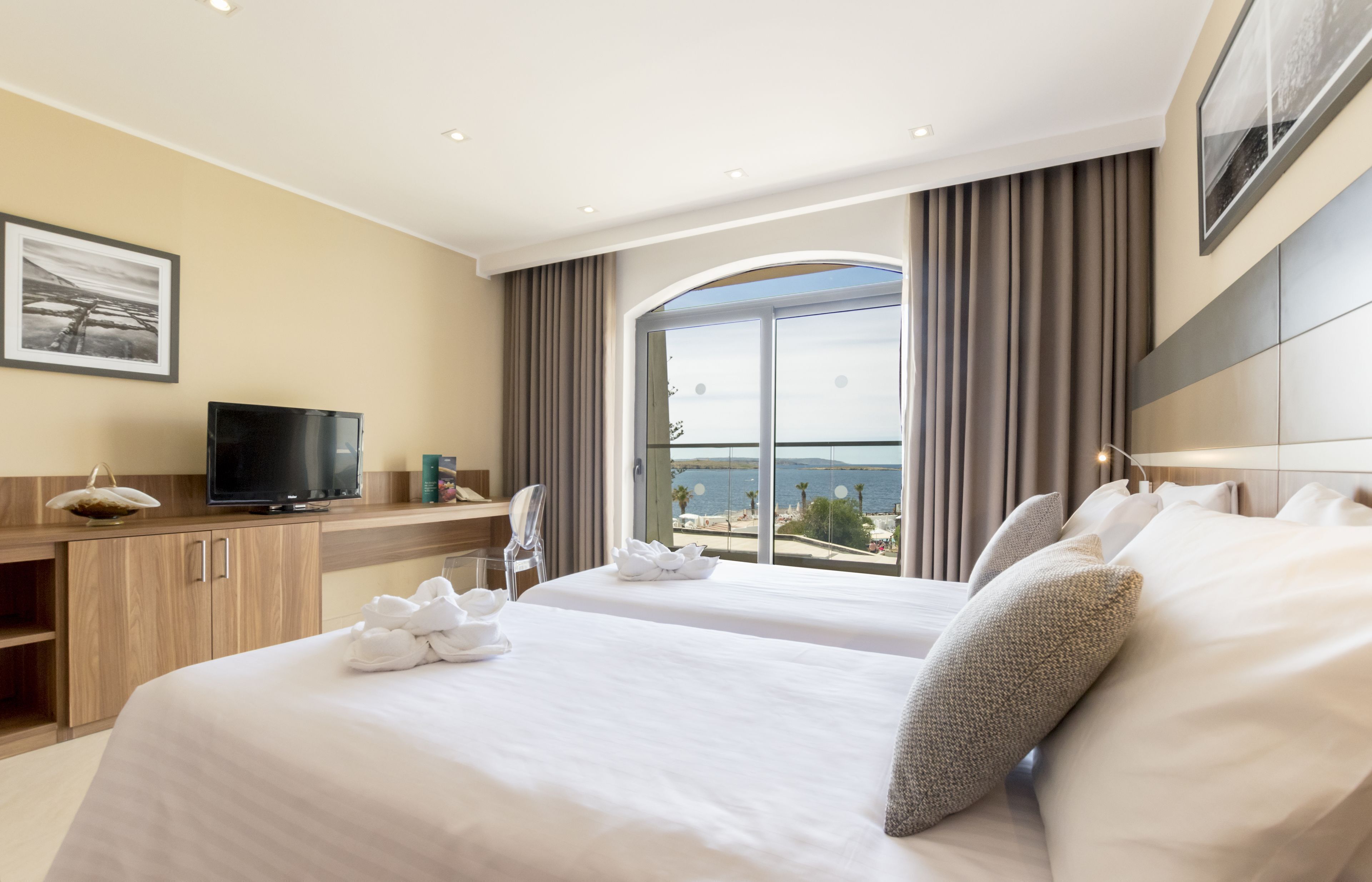 Hypo-allergenic bedding, in-room safe, desk, laptop workspace
