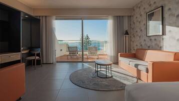 Family Room, Queen, 2 Bedrooms, Sea View | Oppholdsområde | En 32-tommers Flatskjerm-TV med kabel-kanaler samt TV