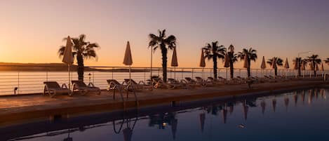 Una piscina techada, 2 piscinas al aire libre, sombrillas