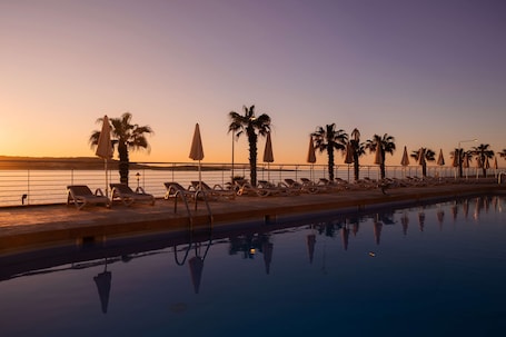 Una piscina techada, 2 piscinas al aire libre, sombrillas