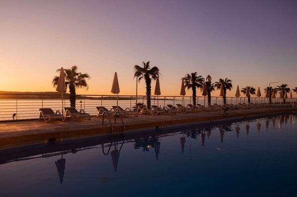 2 piscines couvertes, 2 piscines extérieures, parasols de plage