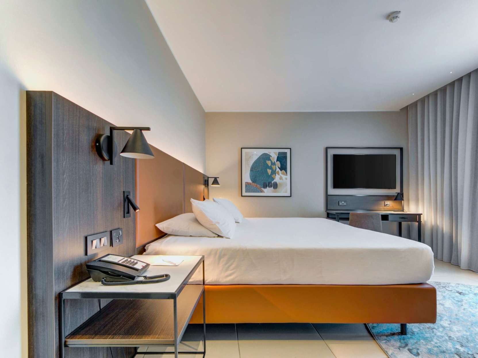 Hypo-allergenic bedding, in-room safe, desk, laptop workspace