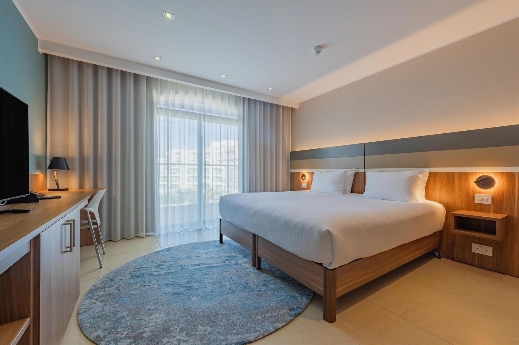 Hypo-allergenic bedding, in-room safe, desk, laptop workspace