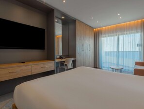 Family Room, Queen, 2 Bedrooms, Sea View | Allergitestade sängkläder, värdeförvaringsskåp på rummet och skrivbord