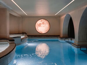 Inomhuspool, 2 utomhuspooler, parasoller och solstolar