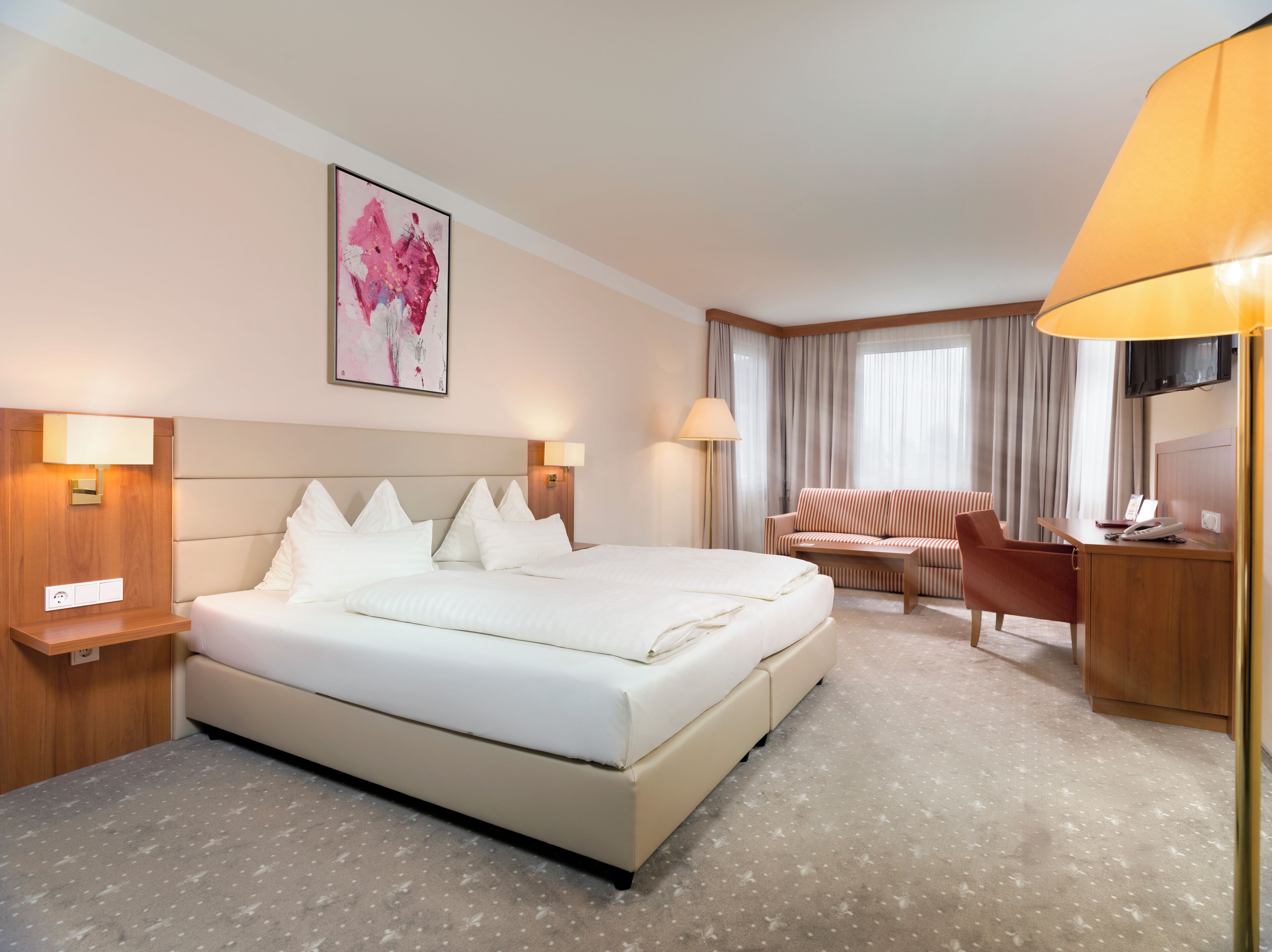 غرفة ديلوكس مزدوجة | ملاءات للفراش لا تسبب الحساسية وميني بار وخزنة داخل الغرفة ومكتب