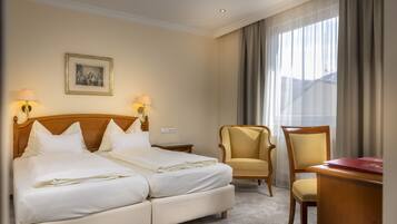 Basic Double or Twin Room (Traube) | Hypo-allergenic bedding, minibar, in-room safe, desk