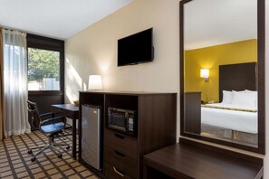 Chambre, 1 très grand lit, non-fumeur | Literie hypoallergénique, coffre-fort, bureau, rideaux d’obscurcissement