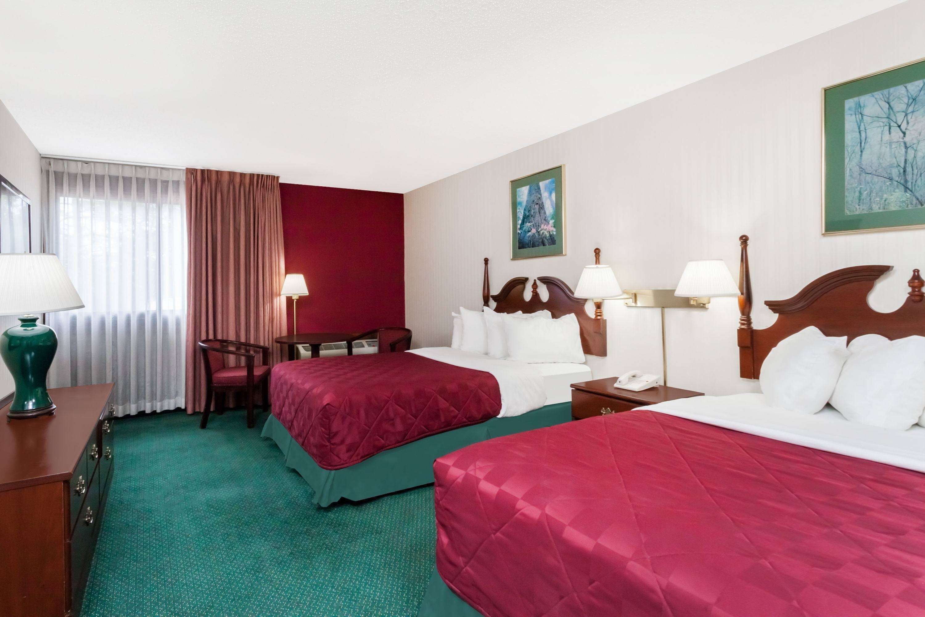 ملاءات للفراش لا تسبب الحساسية وخزنة داخل الغرفة ومكتب وستائر تعتيم