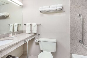 Combined shower/tub, free toiletries, hair dryer, towels