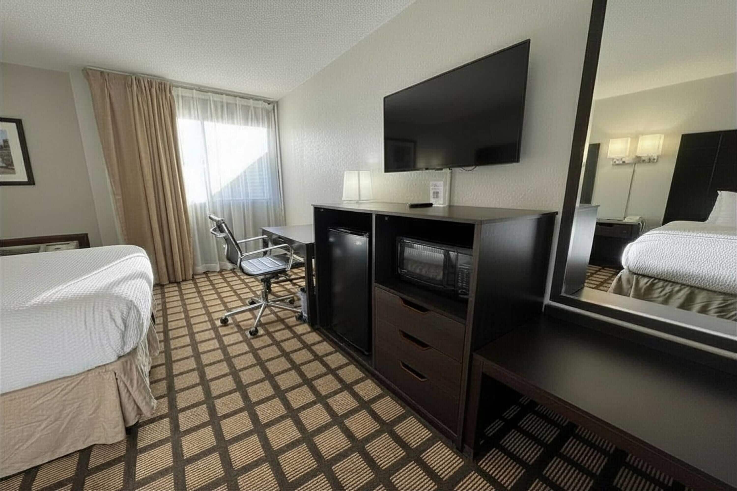 Room, 1 King Bed, Non Smoking | Hypo-allergenic bedding, in-room safe, desk, blackout drapes