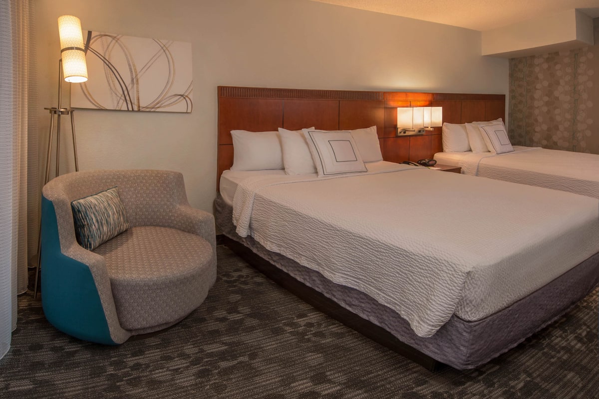 Hypo-allergenic bedding available, desk, iron/ironing board, WiFi (free)