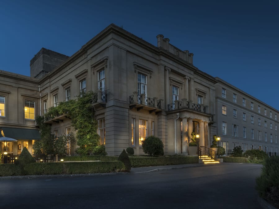 Caja de seguridad en la habitación y escritorio