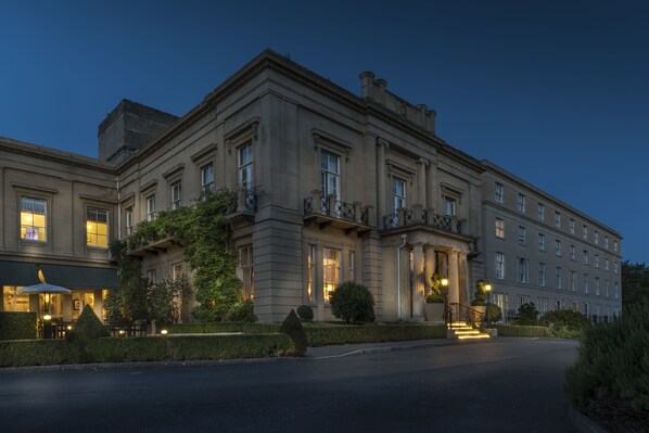 Coffres-forts dans les chambres, bureau, fer et planche à repasser