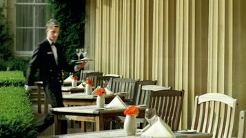 Aperto a colazione e cena, cucina regionale, con vista sul giardino 