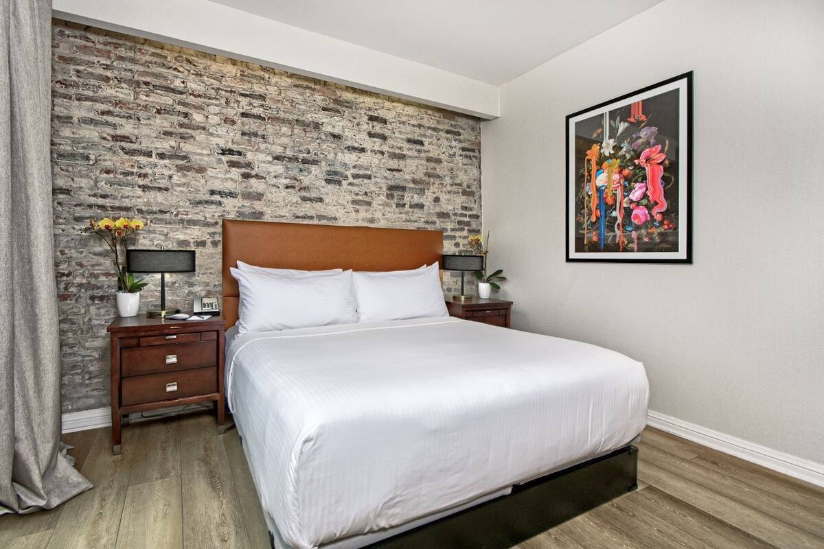 Premium bedding, in-room safe, desk, laptop workspace
