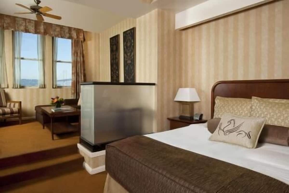 Premium bedding, in-room safe, desk, laptop workspace