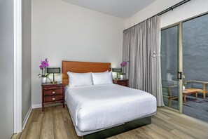 Executive Suite, 1 King Bed with Sofa bed, Patio (Executive Suite-King & pullout sofa) | Premium bedding, in-room safe, desk, laptop workspace - Hotel Griffon (San Francisco)