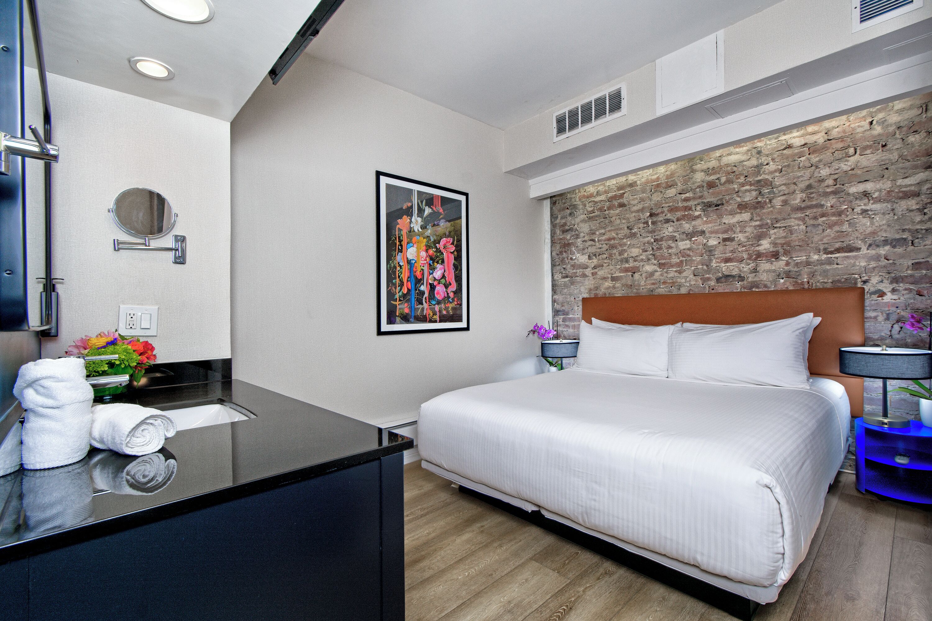 deluxe room, 1 queen bed | premium bedding, in-room safe, desk, laptop workspace