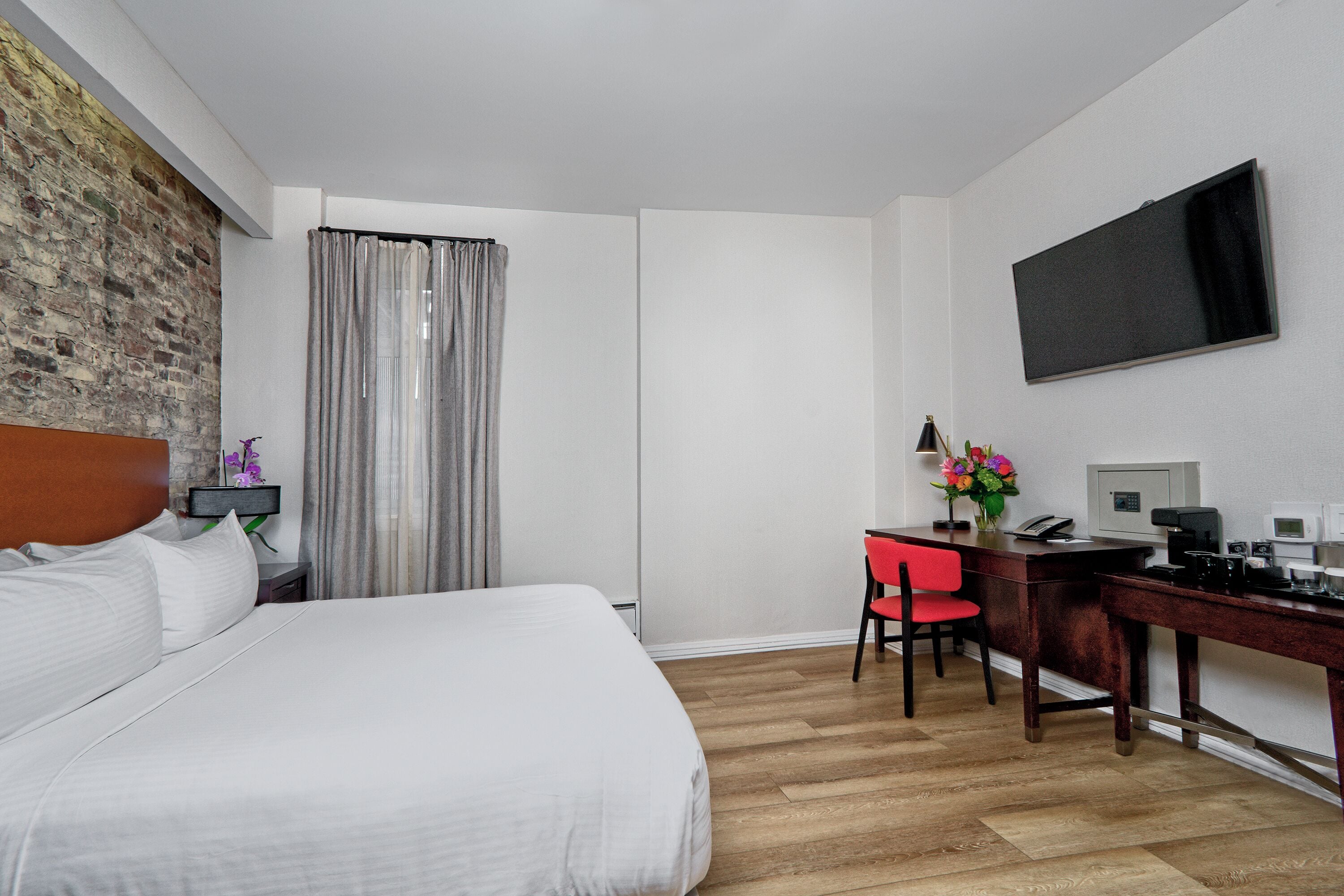 Room, 1 King Bed, Accessible | Premium bedding, in-room safe, desk, laptop workspace