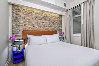 Hotel amenities such as safe, desk and work area at Hotel Griffon