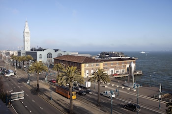 Hotel exterior and entrance at Hotel Griffon