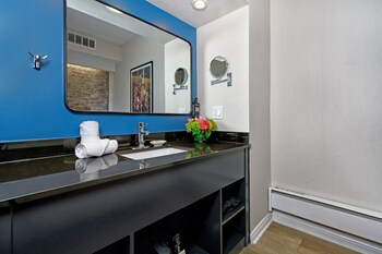 Deluxe Room, 1 Queen Bed | Bathroom | Shower, free toiletries, hair dryer, bathrobes at Hotel Griffon