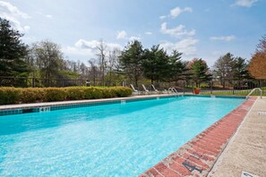 Una piscina al aire libre de temporada