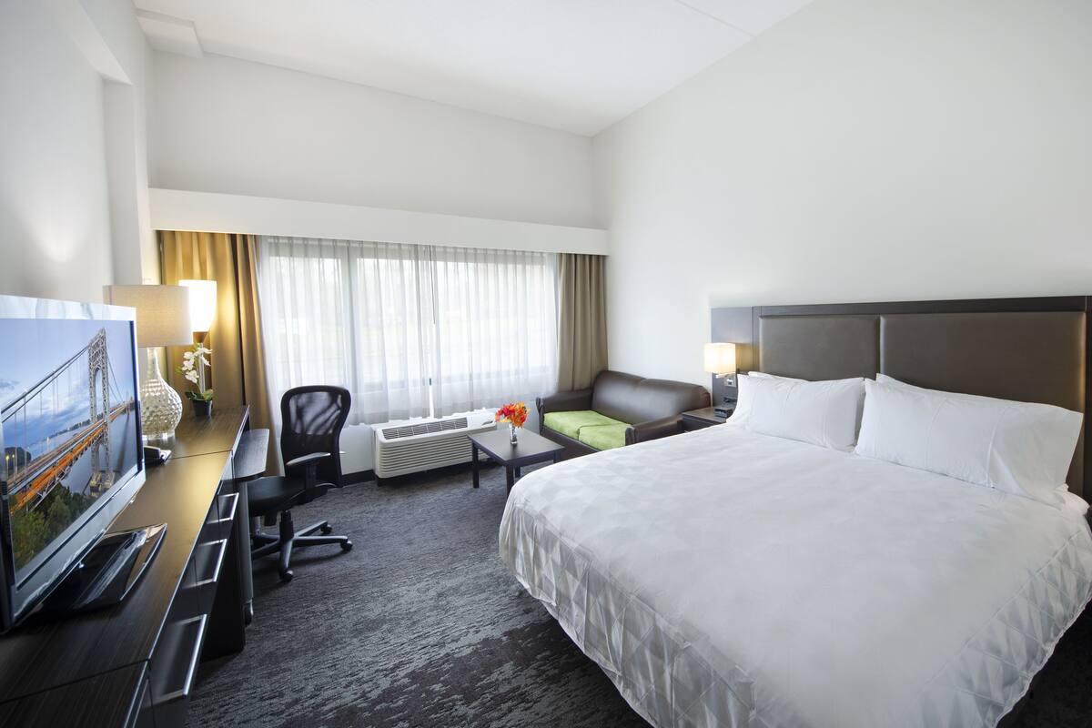 Premium bedding, down comforters, in-room safe, desk
