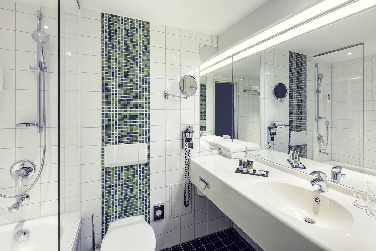 Ein modernes Badezimmer mit Dusche, Toilette und Waschbecken.