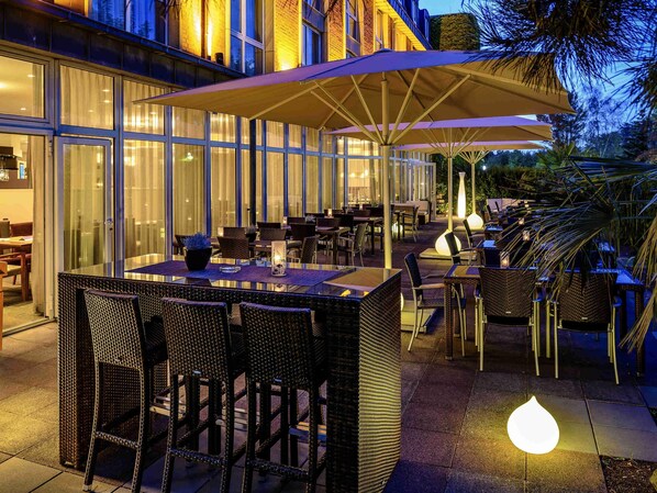 Breakfast, lunch, dinner served; international cuisine, garden views 