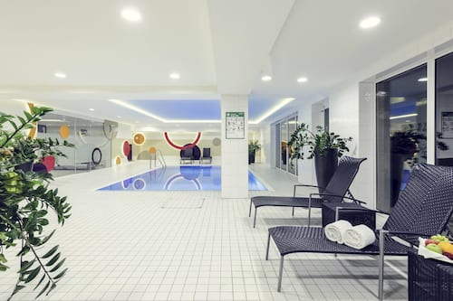 Una piscina cubierta