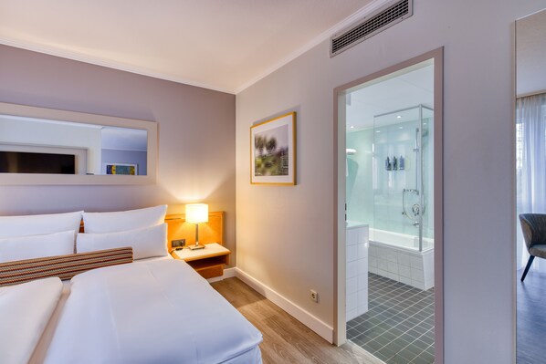 Privilege, Suite, 1 Queen Bed | Hypo-allergenic bedding, in-room safe, desk, laptop workspace - Mercure Hotel Düsseldorf Kaarst (Kaarst)